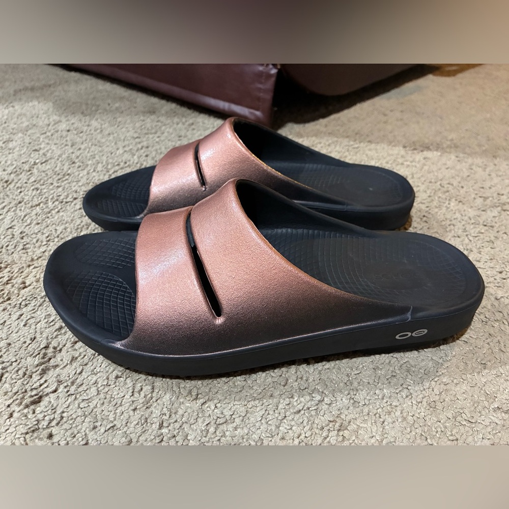 Oofos Ooahh Luxe Slide Sandal 42 Men 9 Women 11 Copper/Black Metallic Recovery
